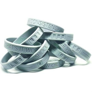 Pulseira de silicone prateada personalizada