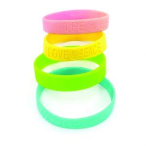 Pulseira de silicone com gravação em alto relevo