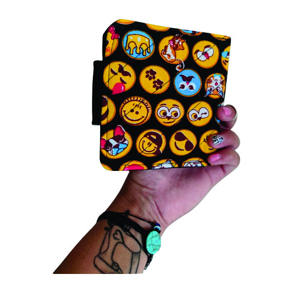 Porta Absorventes Emojis Fundo Preto – Criatividade e Função em Um Só Produto
