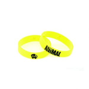 Pulseira de silicone com gravação em baixo relevo com cor