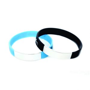 Pulseira de silicone com acabamento em metal
